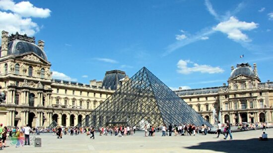 Louvre, Paris'te müze olarak açıldı. Louvre, 13. yüzyılın başlarında bir kale olarak inşa edilmişti