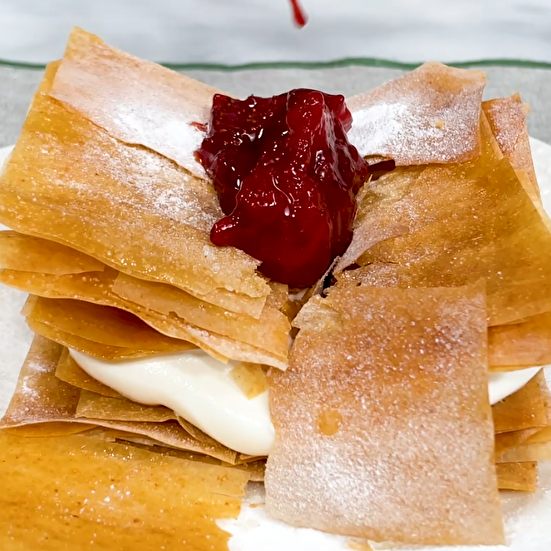 Baklava Yufkasından Kremalı Çilekli Tatlı