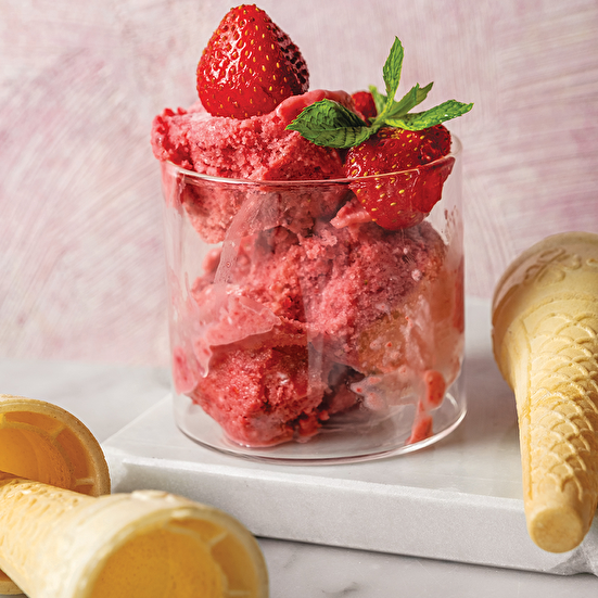 Çilekli ve Süzme Yoğurtlu Dondurma