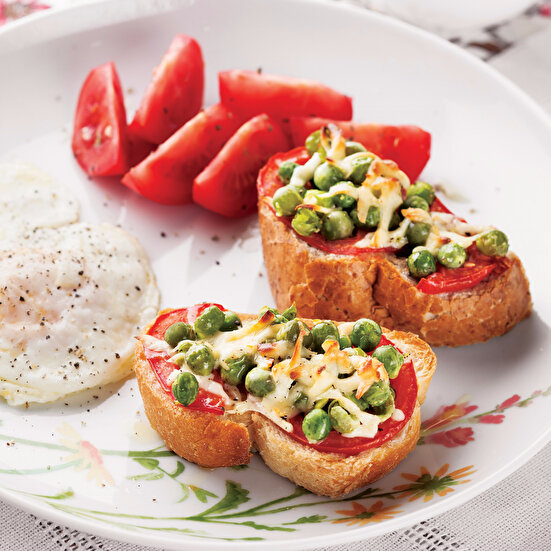 Tavada Poşe Yumurta ve Bezelyeli Ekmekler