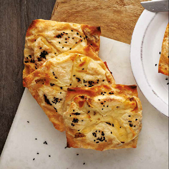 Karnabaharlı Etli Börek