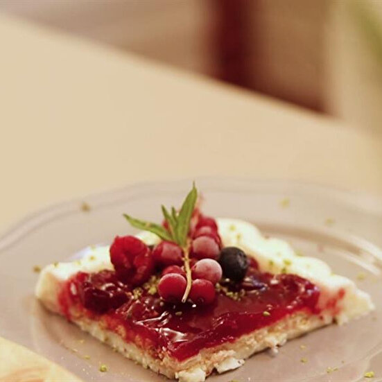 Vişneli İrmik Tatlısı