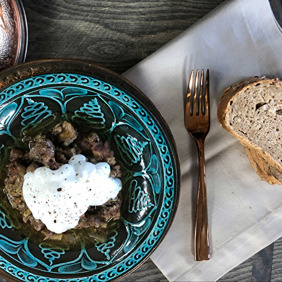 Yoğurtlu Tas Kebabı