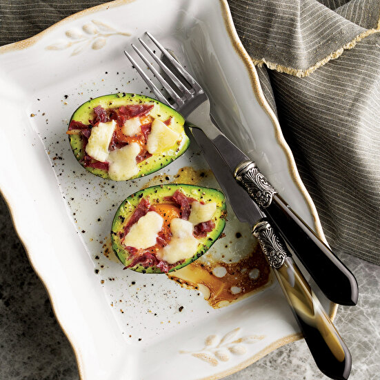 Fırında Pastırmalı Avokado