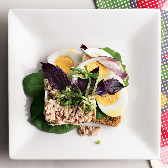 Ton Balıklı ve Yumurtalı Ekmek Üstü