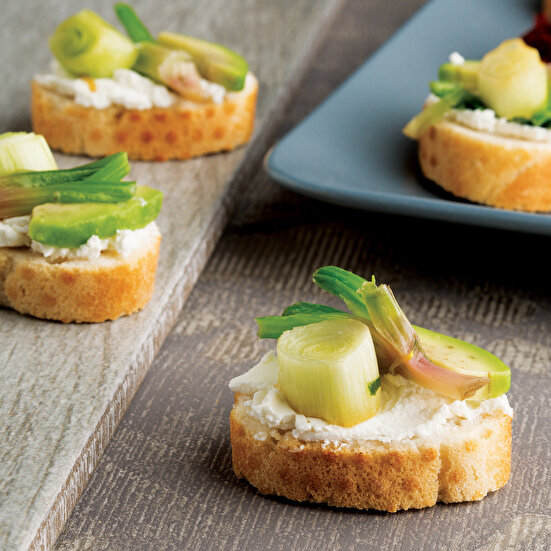 Ispanak Köklü Avokadolu Kanepe