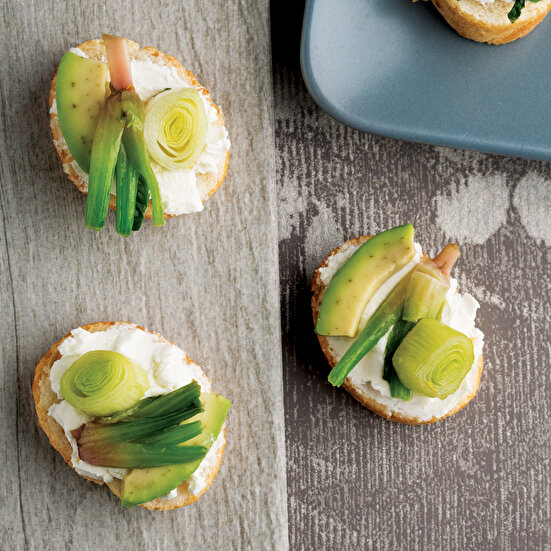 Ispanak Köklü Avokadolu Kanepe