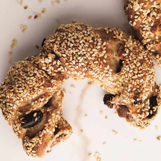 Cevizli Kuru Üzümlü Tarçınlı Pastane Simidi