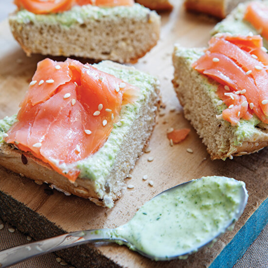 Avokado Soslu Somonlu Ekmekler