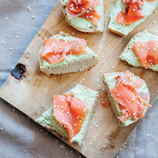 Avokado Soslu Somonlu Ekmekler