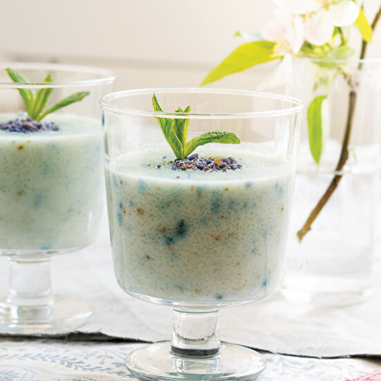 Menekşeli İrmikli Sütlü Tatlı