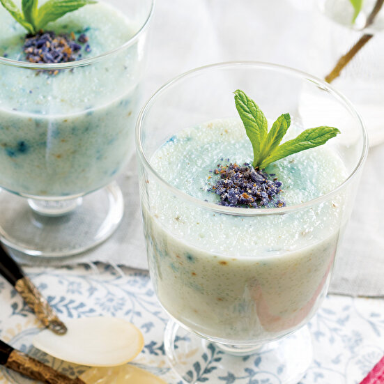 Menekşeli İrmikli Sütlü Tatlı