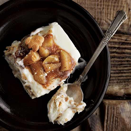 Karamelize Elmalı Bisküvili Pasta