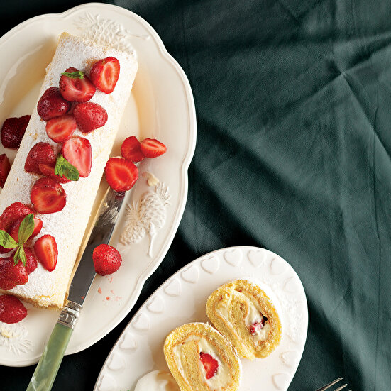 Beyaz Çikolatalı Çilekli Rulo