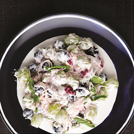 Tel Şehriyeli Üzümlü Tavuklu Salata