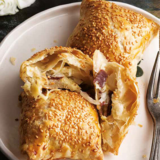 Beyaz Lahanalı Pastırmalı Talaş Böreği