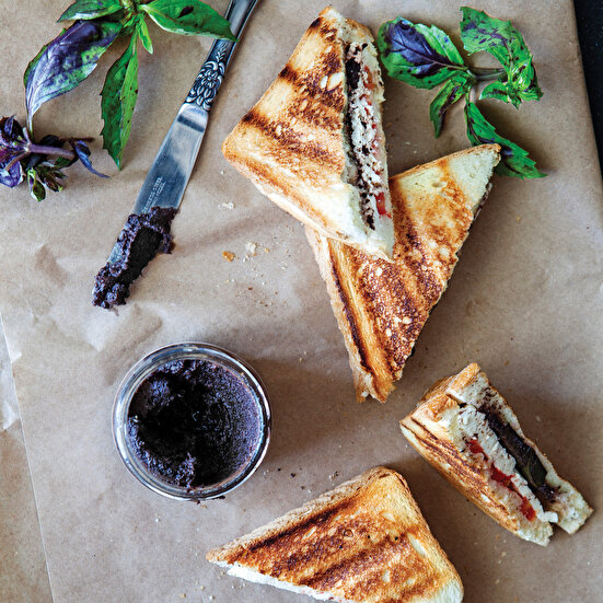 Domatesli Fesleğenli Tost