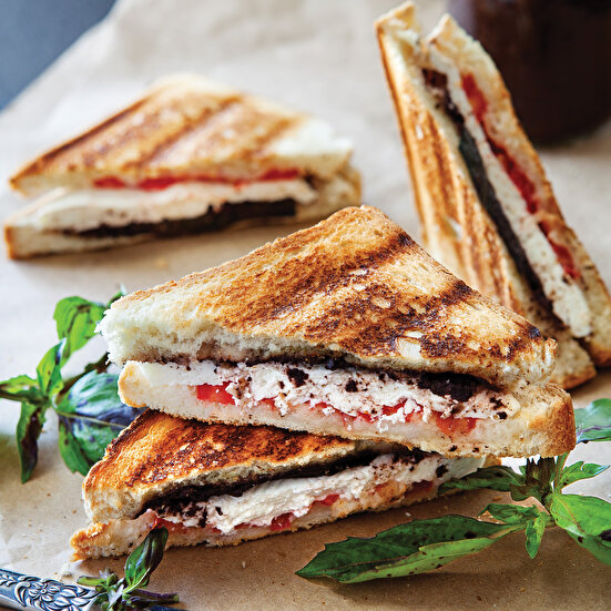 Domatesli Fesleğenli Tost