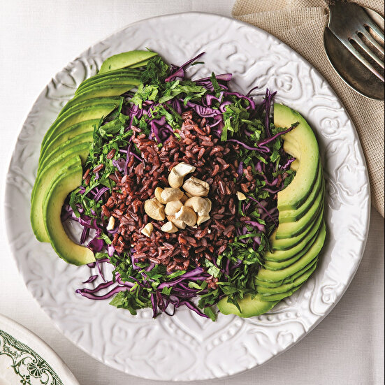 Avokado ve Esmer Pirinçli Tabak