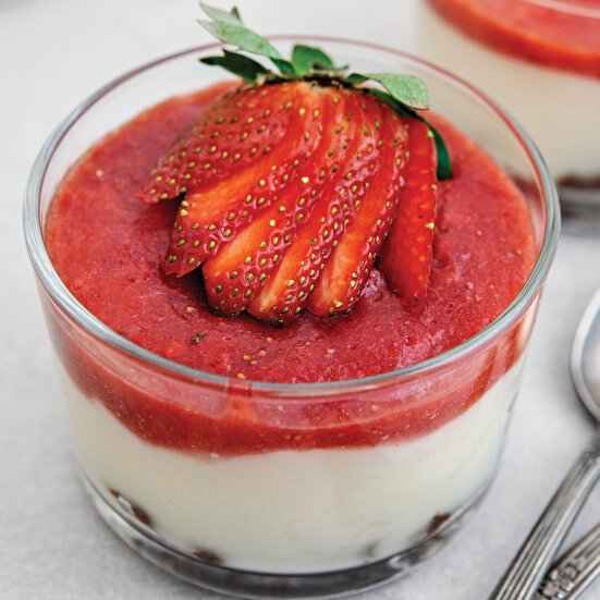 Çilek Soslu Muhallebi