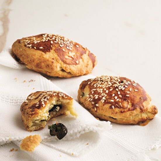 Zeytinli ve Taze Soğanlı Poğaça