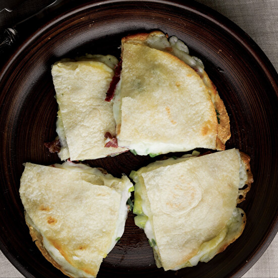 Küçük Lavaşlar ile Pastırmalı Quesadillas