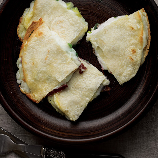 Küçük Lavaşlar ile Pastırmalı Quesadillas