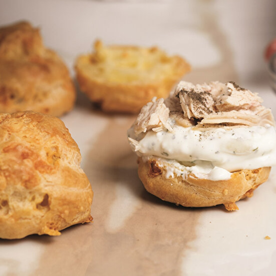 Haydari ve Tavuklu Gougères