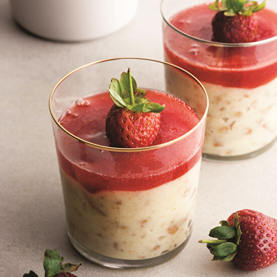 Çilek Soslu Kupta Cheesecake