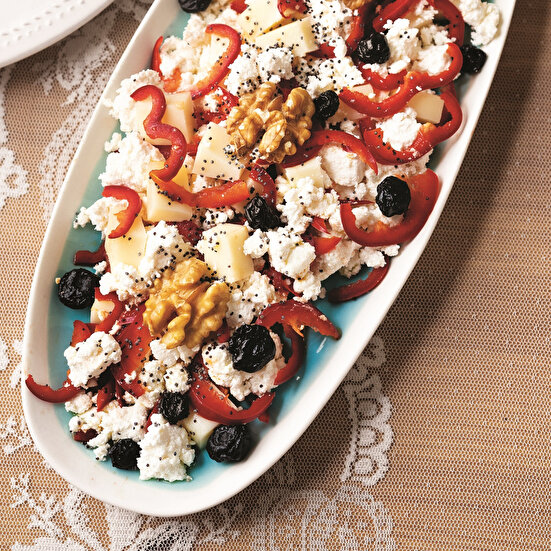 Yaban Mersinli Peynir Salatası