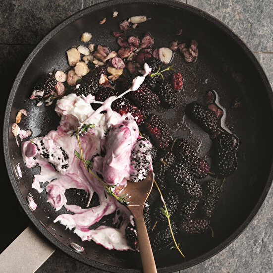 Tavada Taze Dut Kavurma