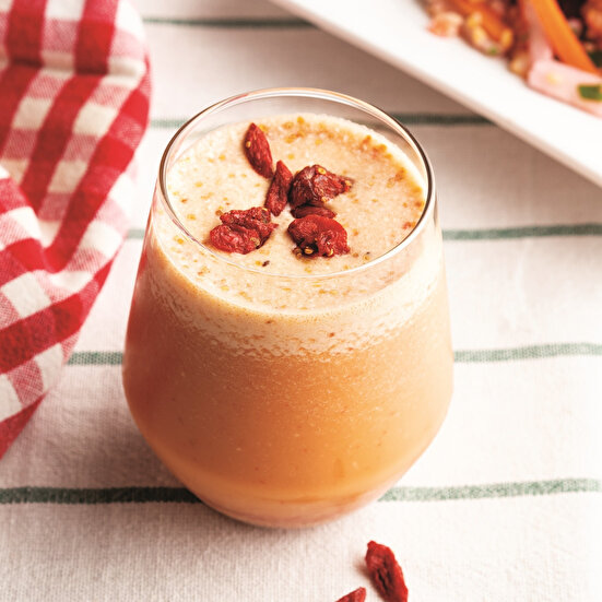 Badem Sütü ve Goji Berryli İçecek