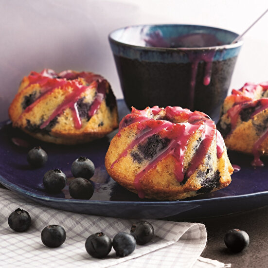 Yaban Mersinli Muffin ve Beyaz Çikolatalı Sos