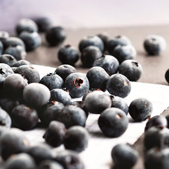 Yaban Mersinli Muffin ve Beyaz Çikolatalı Sos