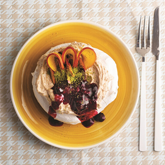 Yer Fıstığı ve Nektarinli Pavlova