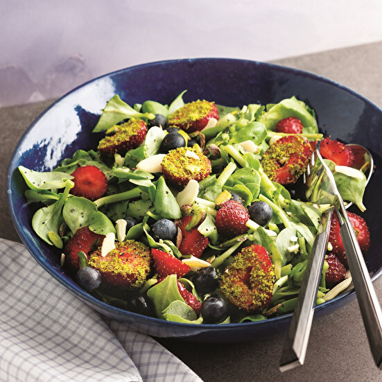 Fıstıklı ve Yaban Mersinli Salata