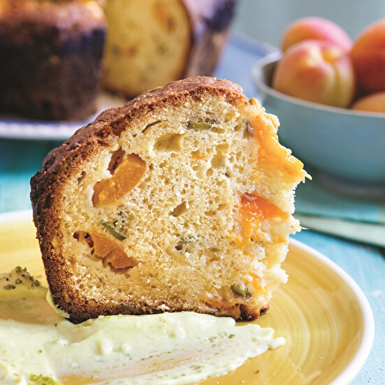 Kayısılı Fıstıklı Yoğurtlu Kek