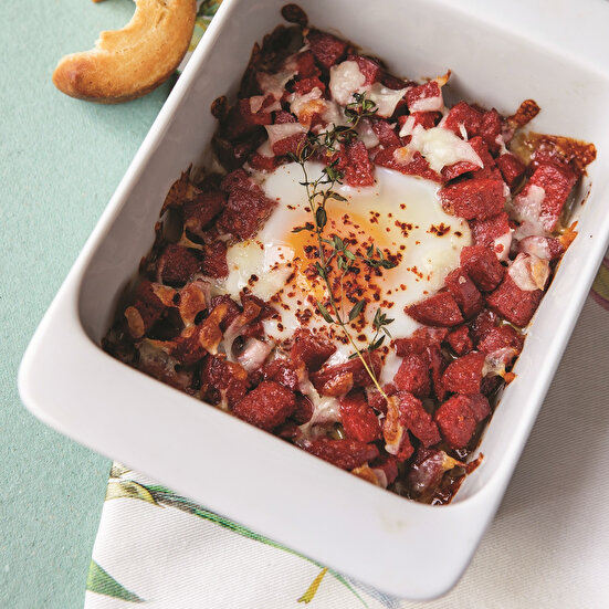 Fırında Sucuklu Peynirli Yumurta