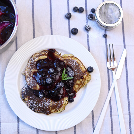 Pankek ve Yaban Mersinli Sos