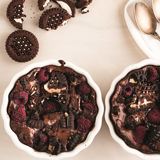 Frambuaz ve Kremalı Bisküvili Brownie