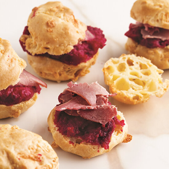 Pancar Ezmeli ve Füme Etli Gougères