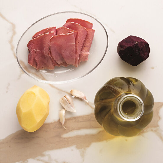 Pancar Ezmeli ve Füme Etli Gougères