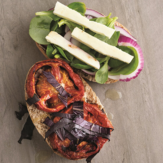 Közlenmiş Domatesli Ekmek Arası