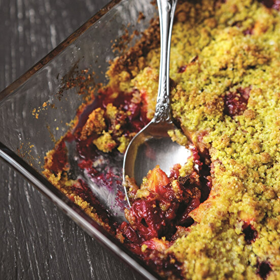Ayvalı Vişneli Fıstıklı Crumble