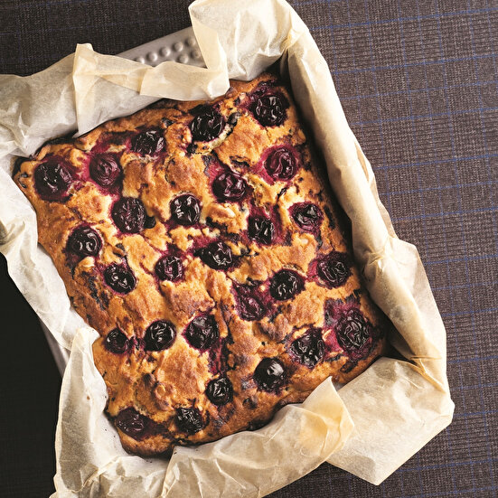 Vişneli Bademli Çikolatalı Kek