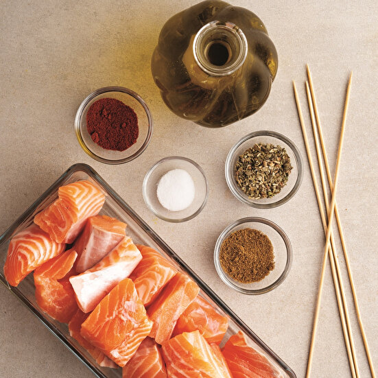 Şişte Baharatlı Somon Balığı