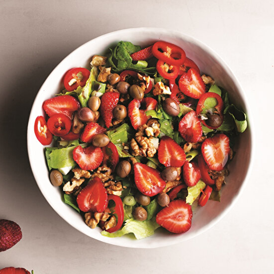 Çilekli Zeytinli Salata