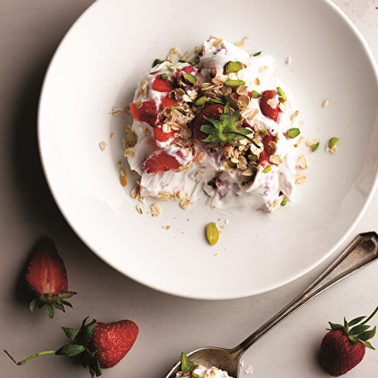 Çilekli Yulaflı Pratik Tabak