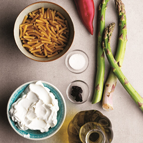 Siyah Sarımsaklı Kremalı Kuşkonmaz Makarnası