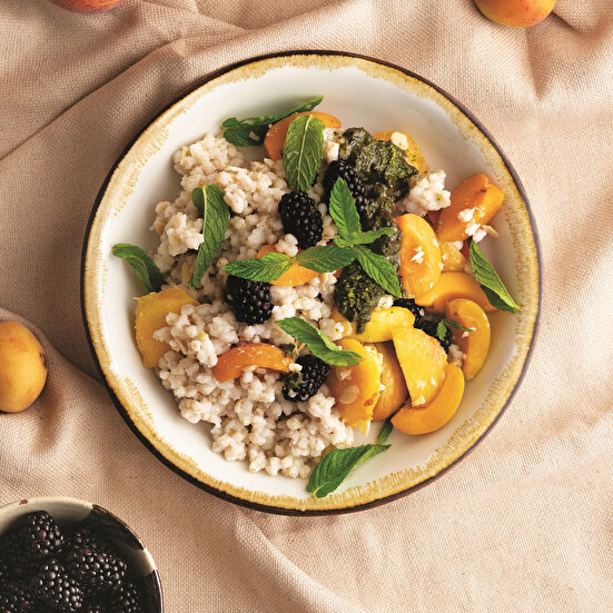 Fesleğen Soslu Taze Meyveli Buğday Salatası